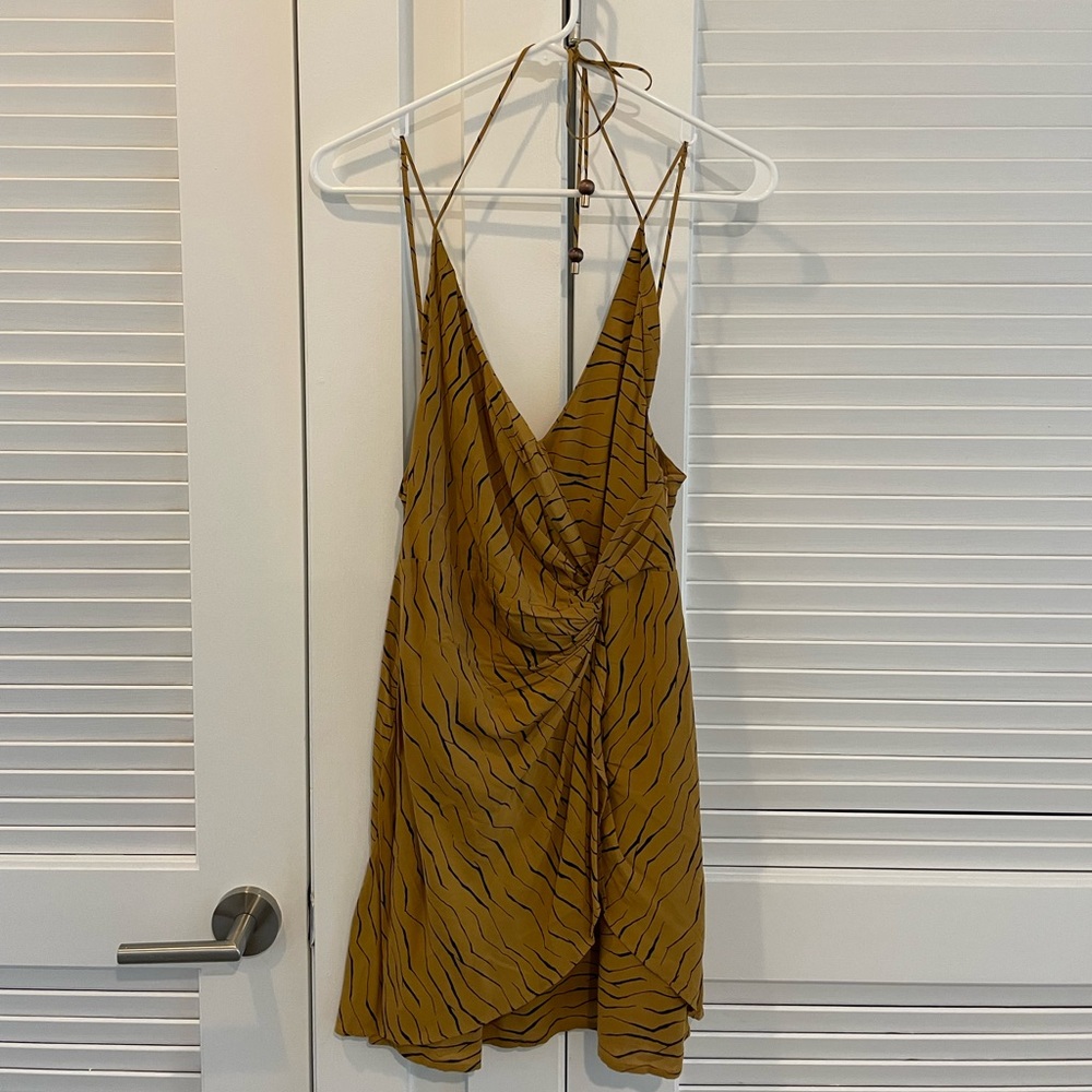 Super cool flattering dress. Looks like a wrap dress but has a zipper fit.